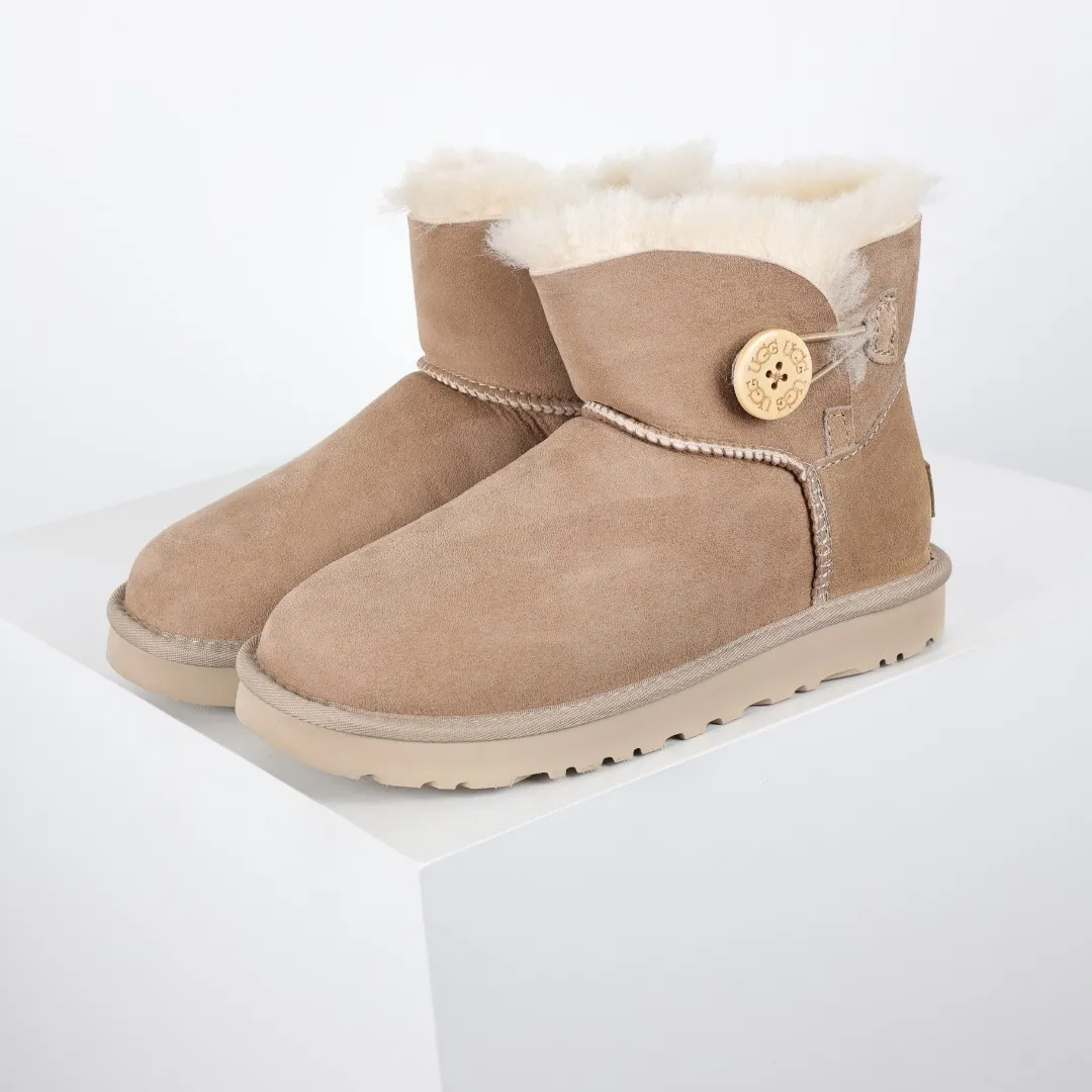 Pick up locally 💰540 The core recommendation is good price UGG basic Bailey twist style Xiaohongshu hot style Henan Longfeng leather production Sheepskin integrated top quality in the market 2-3 cm cashmere insole to keep warm in winter and a very suitable choice for home use UUG has launched a style series in the new year, which is partially geared towards the preferences of young consumers and has also moved to the forefront of fashion trends. Shoe body material Water-repellent coated suede upper 17mm UGGPURE™ implanted wool insole Lightweight non-slip comfortable rubber outsole With brand LOGO Trademark Comes with full packaging Size: 35 36 37 38 39 40